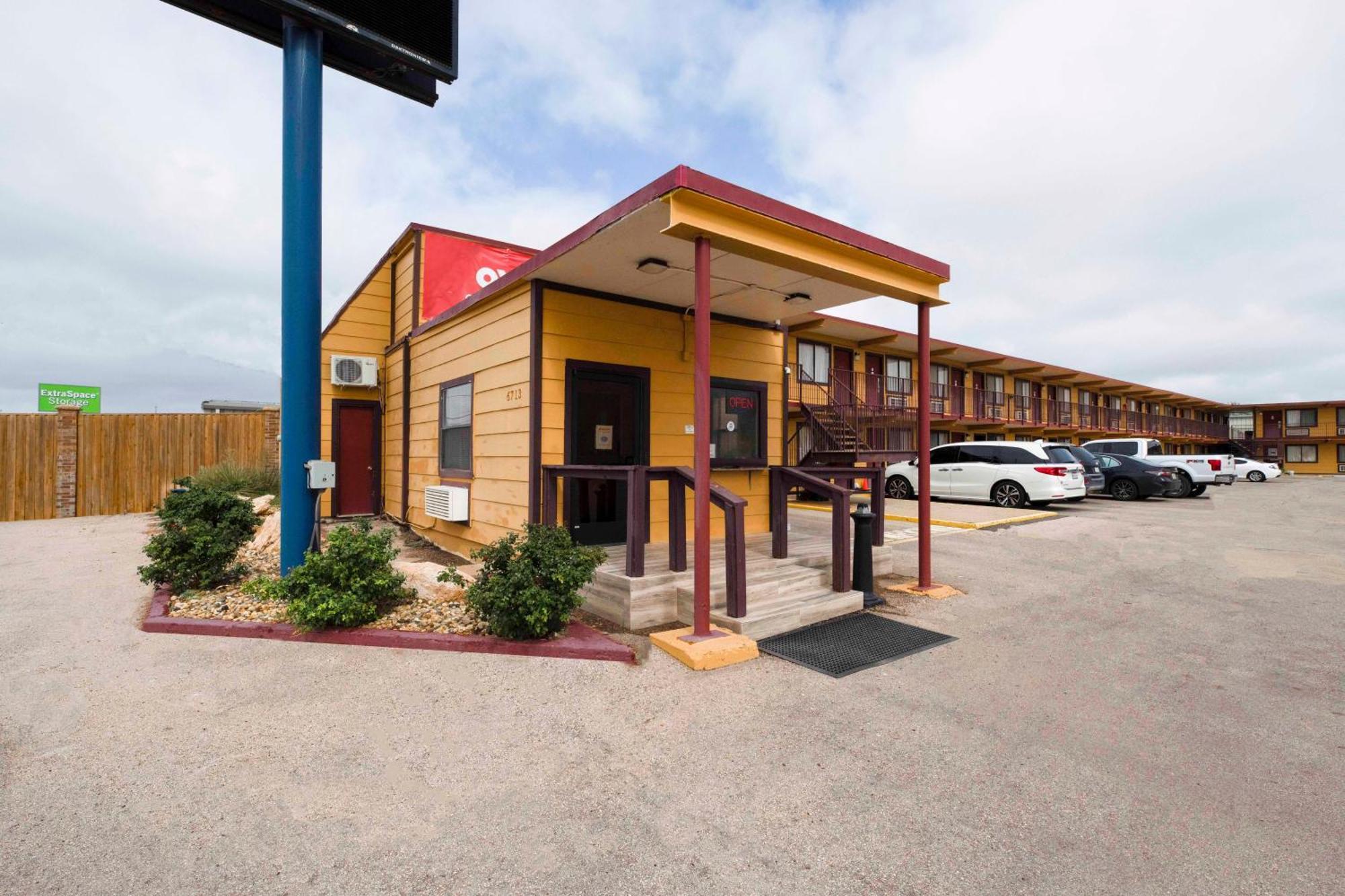 Oyo Tx, East Business 20 2*
